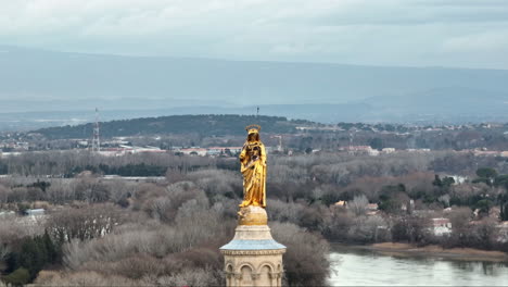 Glitzernde-Goldene-Statue-In-Avignon,-Ein-Leuchtfeuer-Der-Kunst-Inmitten-Der-Antike-Der-Stadt