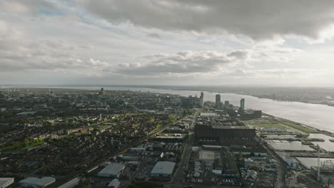 El-Barrido-Aéreo-Panorámico-Captura-El-Extenso-Paisaje-Urbano-De-Liverpool.
