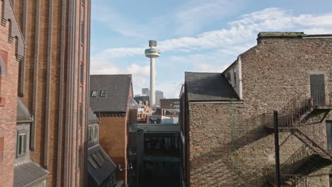 Un-Sereno-Viaje-Hacia-El-Cielo-Sobre-Las-Calles-Vacías-Y-Los-Cruces-De-Liverpool.