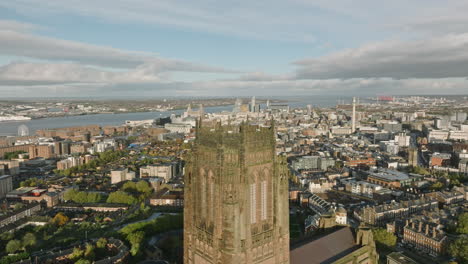 Ascienda-A-La-Torre-De-La-Catedral-Para-Disfrutar-De-Vistas-Aéreas-Panorámicas-Que-Muestran-La-Ciudad-De-Liverpool.