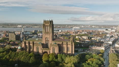 Die-Kathedrale-Von-Liverpool-Sonnt-Sich-Im-Sonnenlicht,-Ein-Beweis-Für-Die-Reiche-Geschichte-Der-Stadt