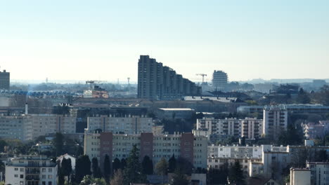 Paisaje-Urbano-De-Montpellier:-Edificios-Modernos-Se-Alzan-En-Medio-De-Una-Zona-Urbana-En-Expansión