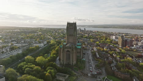 Capture-El-Pináculo-De-La-Catedral-De-Liverpool-A-Vista-De-Pájaro,-Destacando