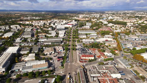 Luftaufnahme-Von-Montpellier,-Straßenbahn-Des-Sabines-Viertels-Und-Städtischer-Hintergrund