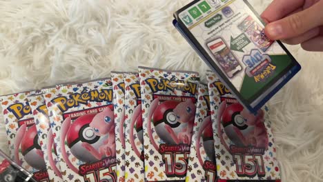 Manos-Pequeñas-Abriendo-Cromos-De-Pokémon.