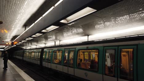 Menschen-Laufen,-Während-Ein-U-Bahn-Zug-Von-Der-U-Bahn-Station-Stalingard-In-Paris-Abfährt