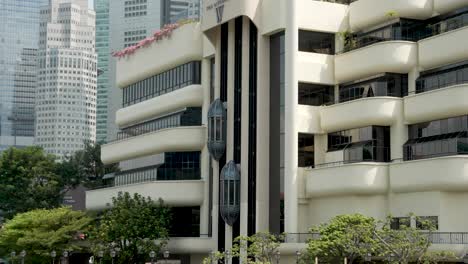 Externe-Aufzüge,-Die-Auf-Dem-Riverwalk-Gebäude-In-Singapur-Auf-Und-Ab-Fahren