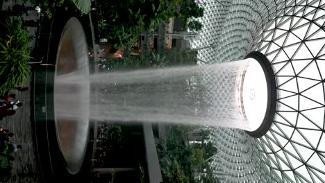 La-Magnífica-Cascada-De-Vórtice-De-Lluvia-Ubicada-En-El-Aeropuerto-Joya-De-Changi