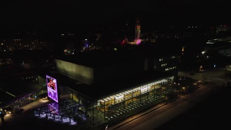 Vuelo-Nocturno-Oscuro-Sobre-Un-Local-De-Música-En-El-Centro-De-Helsinki.