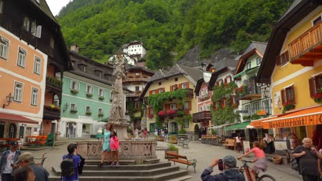 Gente-Tomando-Fotografías-Frente-A-La-Plaza-Principal-Del-Pueblo-De-Hallstatt.