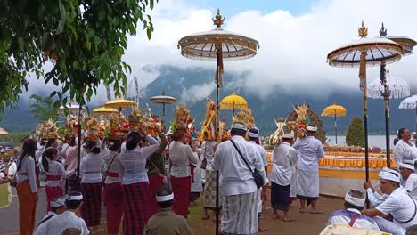 Menschen-Beten-Im-Ulun-Danu-Bratan-Tempel-In-Tabanan,-Bali,-Indonesien