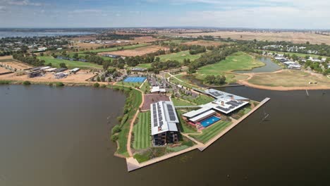 Yarrawonga,-Victoria-Australia---10-De-Febrero-De-2022:-Vista-Aérea-Sobre-El-Lago-Mulwala-Hasta-El-Hotel-Sebel-Y-El-Campo-De-Golf-Black-Bull-Al-Fondo