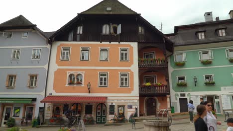 Coloridas-Fachadas-De-Casas-En-El-Pueblo-De-Hallstatt.