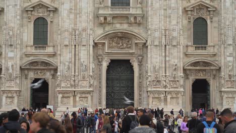 Mass-of-Tourists-near-Milan-Cathedral
