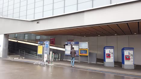 Menschen-Gehen-Am-Eingang-Des-Bahnhofs-Basel-SBB-Zur-Internationalen-Schweizer-Grenze-Zu-Frankreich
