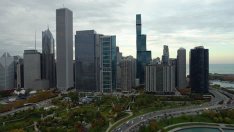 Luftaufnahme-Des-Maggie-Daley-Parks-Und-Der-Neuen-Eastside,-Herbstabend-In-Chicago