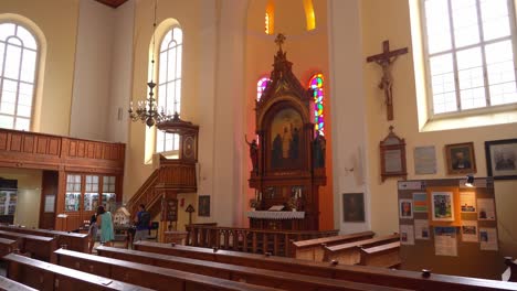 Familie-Genießt-Den-Blick-Ins-Innere-Der-Evangelischen-Kirche-Von-Hallstatt