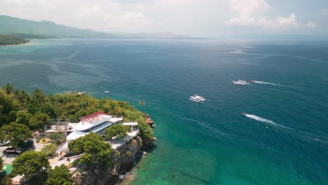 Vista-Aérea-Del-Sitio-De-Buceo-Del-Naufragio-De-Jagna-Con-Barcos-En-El-Mar,-Filipinas