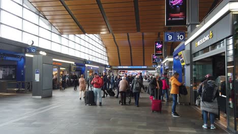 Los-Turistas-Y-La-Gente-Caminan-Dentro-De-La-Estación-De-Tren-De-Basilea-SBB,-Suiza