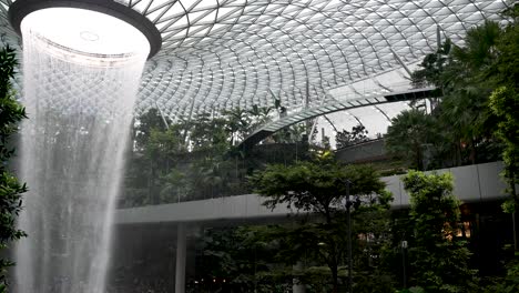 Der-Regenwirbel-Indoor-Wasserfall-Am-Jewel-Changi-Airport-Singapur
