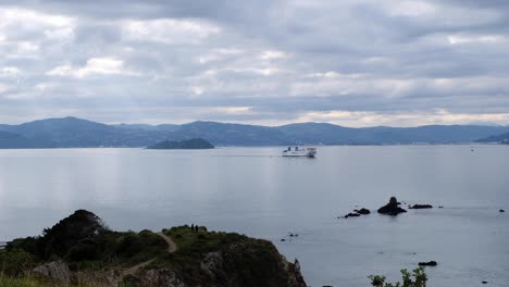 Blick-Auf-Die-Interislander-Passagierfähre,-Die-Den-Hafen-Von-Wellington-Auf-Dem-Weg-Nach-Picton-In-Neuseeland,-Aotearoa,-Verlässt