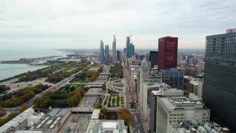 Vista-Aérea-Volando-A-Lo-Largo-De-La-Avenida-Michigan,-Nublado,-Tarde-De-Otoño-En-Chicago,-Estados-Unidos