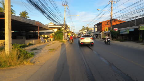 People-Riding-Scooters-And-Motorbikes-In-Koh-Samui,-Thailand