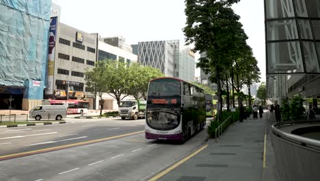 Autobuses-Locales-De-Dos-Pisos-Que-Llegan-A-La-Parada-De-Autobús-De-La-Estación-Clarke-Quay-En-Singapur