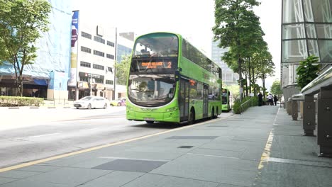 Autobuses-Volvo-B9tl-Que-Llegan-A-La-Parada-De-Autobús-De-La-Estación-Clarke-Quay-En-Singapur