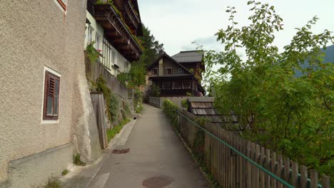 Steile-Straße,-Die-Zu-Einem-Der-Häuser-Im-Dorf-Hallstatt-Führt
