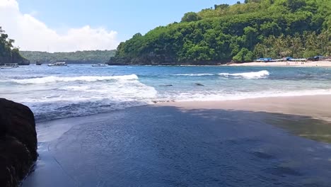 Olas-Rompiendo-En-El-Borde-De-La-Playa-De-Crystal-Bay,-Isla-Nusa-Penida,-Bali.