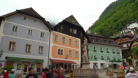 Touristen-Fotografieren-Den-Hauptplatz-Von-Hallstatt