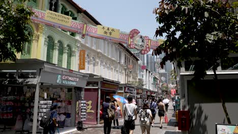 Touristen,-Die-An-Einem-Sonnigen-Nachmittag-In-Chinatown,-Singapur,-Die-Pagodenstraße-Entlang-Spazieren