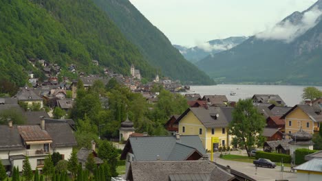 Kleines-Dorf-Hallstatt-Mit-Wunderschönen-Bergen-Im-Hintergrund