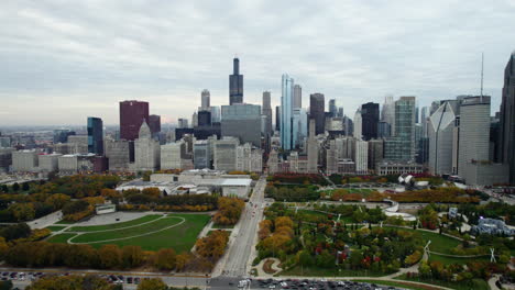 Vista-Aérea-Del-Vibrante-Follaje-De-Otoño-En-El-Parque-Del-Milenio,-Día-Nublado-En-Chicago