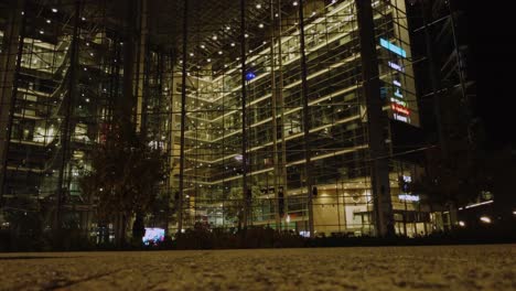 Erdgeschoss,-Kippbares-Städtisches-Stadtgebäude-Aus-Stahl-Und-Glas-In-Dunkler-Nacht