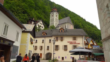 Iglesia-Del-Pueblo-De-Hallstatt-En-Un-Día-Sombrío.