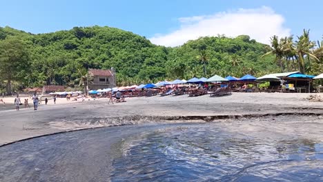 La-Atmósfera-De-Los-Visitantes-A-Orillas-De-La-Playa-De-Crystal-Bay,-La-Isla-De-Nusa-Penida,-Bali.