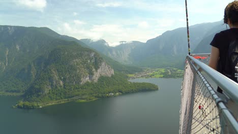 Turistas-Tomando-Fotografías-Mientras-Se-Encuentran-En-El-Skywalk-De-Hallstatt.