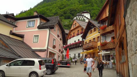 Touristen-Spazieren-Durch-Das-Zentrum-Von-Hallstatt