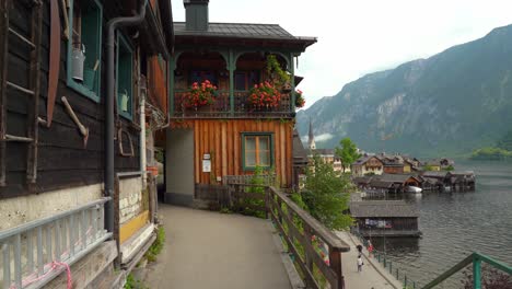 Herramientas-De-Trabajo-Colgadas-En-La-Fachada-De-Una-De-Las-Casas-En-La-Aldea-De-Hallstatt.