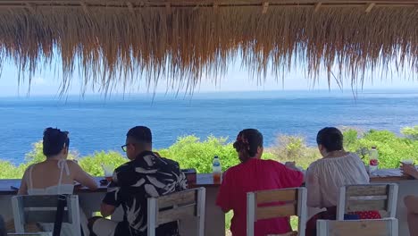 Un-Número-De-Visitantes-Están-Comiendo-En-Un-Restaurante-En-El-Borde-De-La-Playa-De-Crystal-Bay,-La-Isla-De-Nusa-Penida,-Bali.