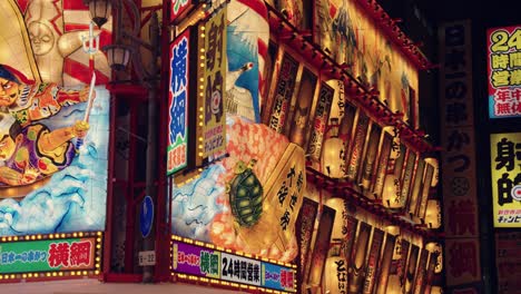 Luces-De-La-Calle-Del-Mercado-Shinsekai-Por-La-Noche,-Restaurantes-Retro-De-La-Ciudad-De-Osaka