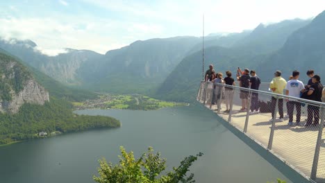 Multitud-Tomando-Fotografías-En-Hallstatt-Skywalk.