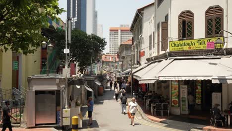 Mit-Blick-Auf-Die-Ecke-Der-Trengganu-Street-In-Chinatown-Mit-Vorbeigehenden-Menschen-In-Singapur