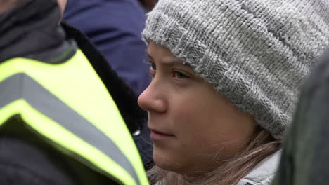 En-Cámara-Lenta,-Se-Ve-A-La-Activista-Sueca-Por-El-Cambio-Climático-Greta-Thunberg-Parada-Entre-Una-Multitud-Durante-Una-Protesta-Por-Rebelión-De-Extinción.