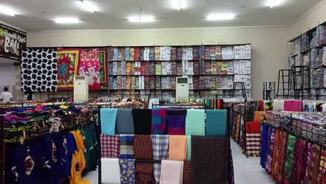 Die-Atmosphäre-Der-Käufer-Im-Krisna-Shop,-Dem-Größten-Souvenir--Und-Bekleidungszentrum-In-Bali,-Indonesien