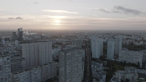 París-13:-La-Vista-Aérea-Revela-La-Mezcla-De-Lo-Antiguo-Y-Lo-Nuevo,-Capturando-Los-Latidos-Del-Corazón.