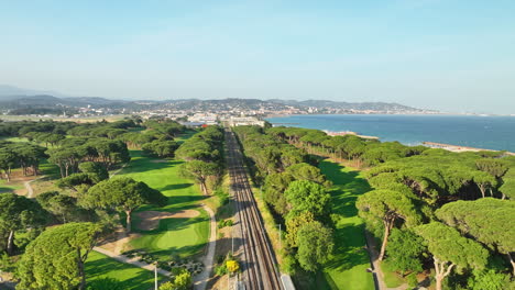 Vista-Aérea-De-Mandelieu-Golf:-Un-Oasis-De-Tranquilidad-Junto-Al-Mar.