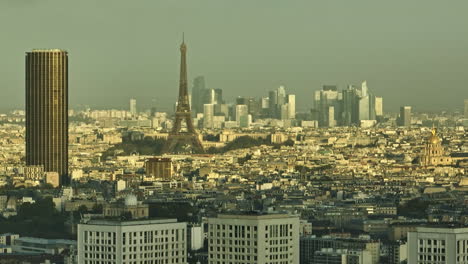 La-Torre-Eiffel-Brilla-En-La-Dorada-Puesta-De-Sol,-Proyectando-Largas-Sombras-Sobre-París.